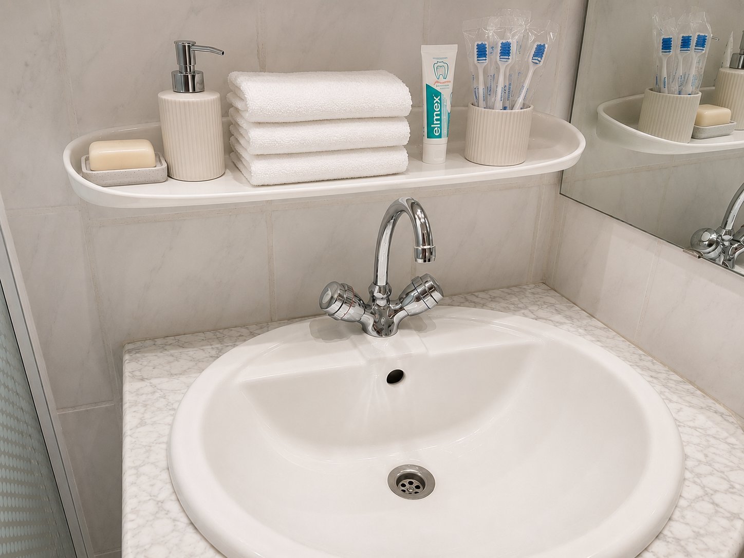 Frische Handtücher & Toilettenartikel